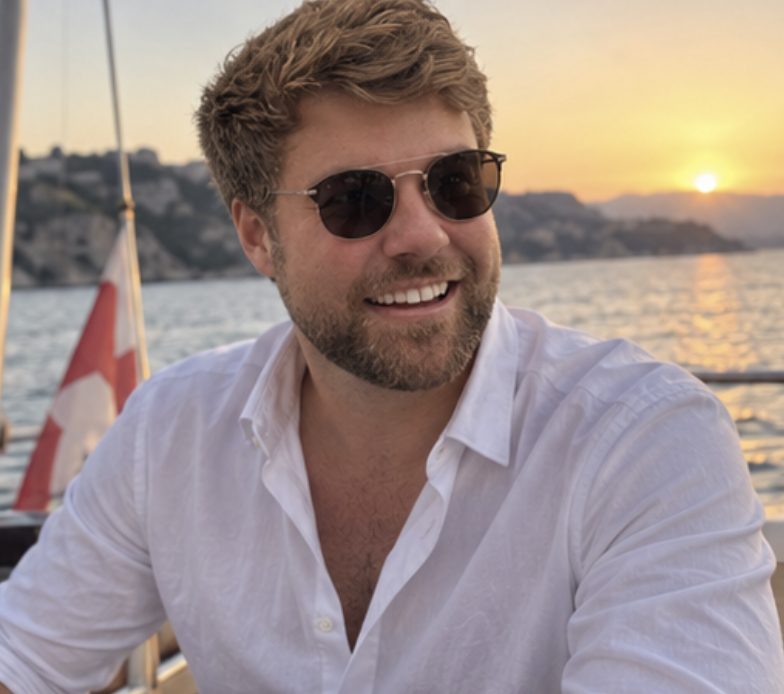 Niclas Denzer mit Sonnenbrille am Wasser